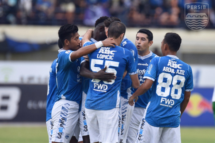 Para pemain Persib Bandung dalam partai Piala Indonesia kontra Persiwa di Stadion Si Jalak Harupat, Bandung, 11 Februari 2019.