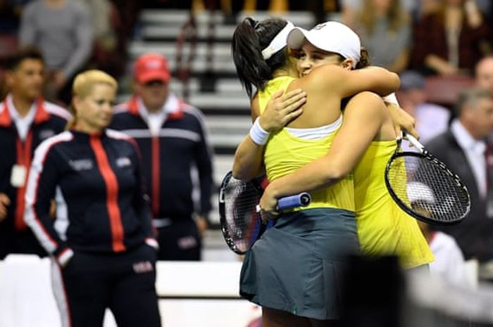 Priscilla Hon (kiri) memeluk Ashleigh Barty (kanan) setelah kalahkan Amerika Serikat dan membawa Australia ke semi final Fed Cup 2019.