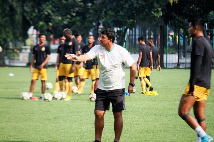 Pelatih Bhayangkara FC Alfredo Vera memimpin latihan timnya di Lapangan B, Kompleks Gelora Bung Karno, Selasa (12/2/2019).