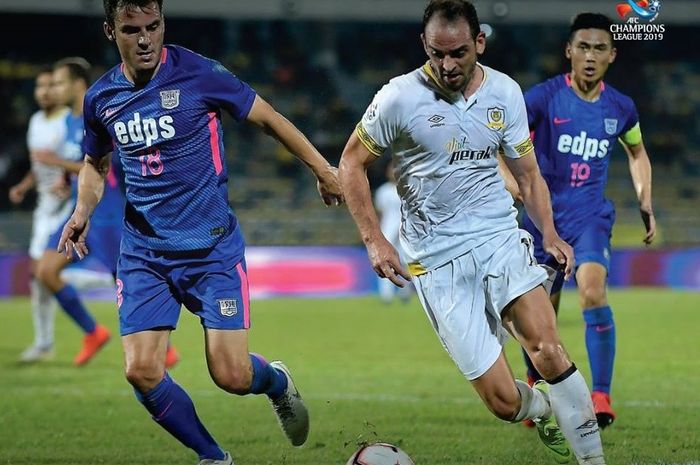 Bek Kitchee FC, Jordi Tarres (kiri) berebut bola dengan penyerang Perak FA, Wander Luiz pada laga kualifikasi eliminasi kedua Liga Champions Asia 2019 di Stadion Perak, Ipoh, Malaysia, 12 Februari 2019. 