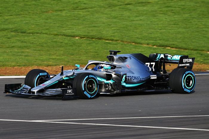 Valtteri Bottas saat menggeber mobil teranyar Mercedes di Sirkuit Silverstone, Inggris, pada Rabu (13/2/2019).