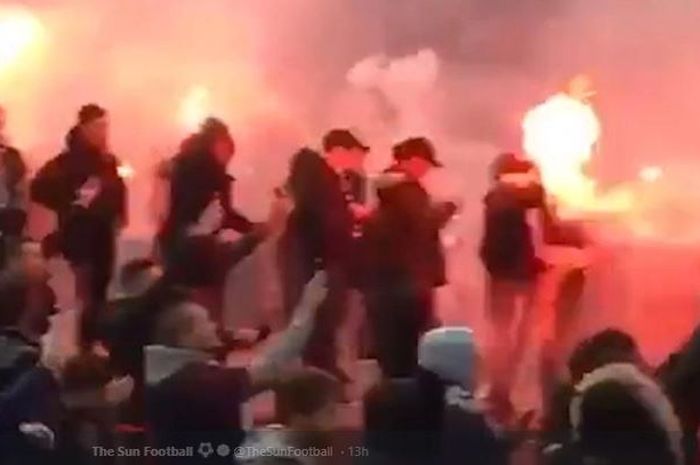 Pendukung Paris Saint-Germain (PSG) beraksi di Old Trafford, setelah tim kesayangannya menekuk Manchester United, 12 Februari 2019, dalam leg 1 babak 16 besar Liga Champions. 