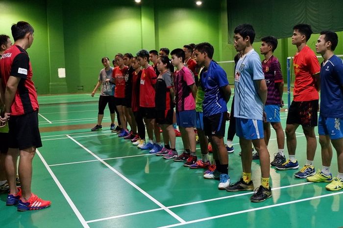 Tim Berkat Abadi berkumpul bersama setelah menyelesaikan sesi latihan di The Spring Club, Gading Serpong, Senin (11/02/2019).