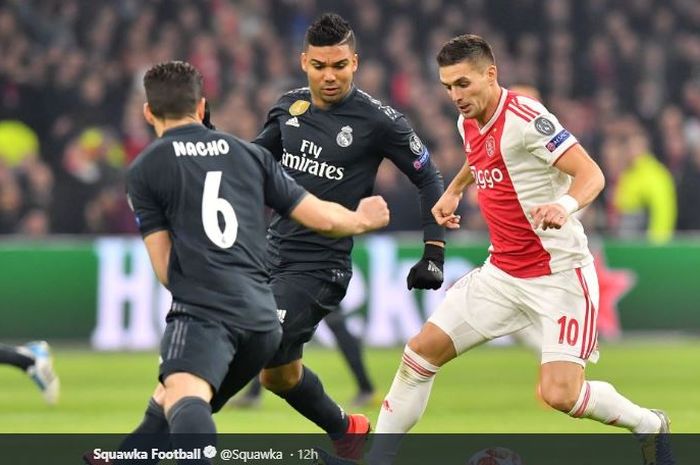 Penyerang Ajax Amsterdam, Dusan Tadic, mencoba melewati adangan pemain Real Madrid, Nacho Fernandez dan Casemiro, 13 Februari 2019, dalam laga leg I babak 16 besar Liga Champions di Johan Cruijff Arsena, Amsterdam.