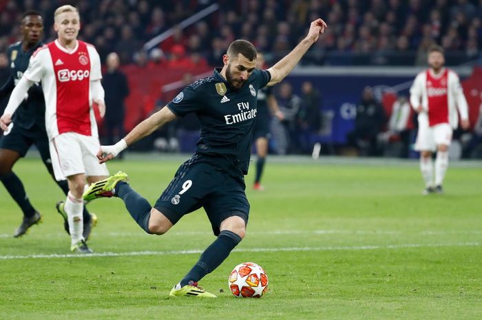 Aksi Karim Benzema saat menjamu Ajax Amsterdam pada babak 16 besar Liga Champions di Johan Cruyff Arena, Rabu (13/2/2019) atau Kamis dini hari WIB.