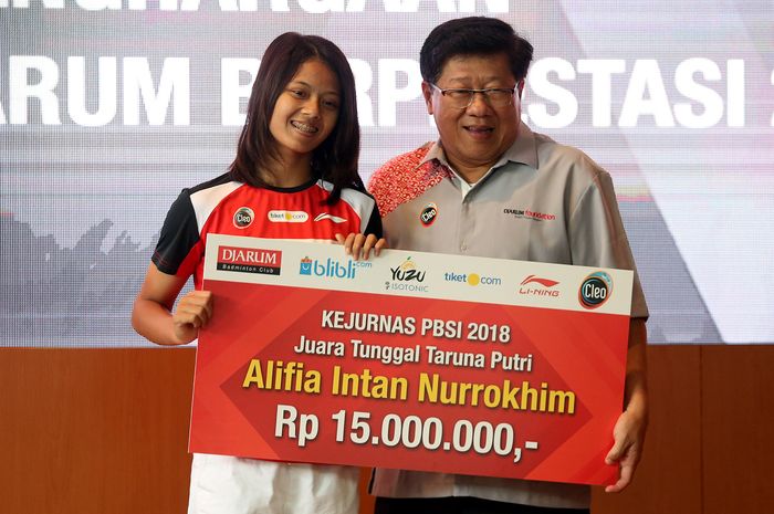 Pemain PB Djarum, Alifia Intan Nurokhim, mendapat bonus sebesar Rp 15 juta dari Djarum Foundation yang diwakili oleh Program Director Bakti Olahraga Djarum Foundation, Yoppy Rosimin, di Jakarta, Kamis (14/2/2019).