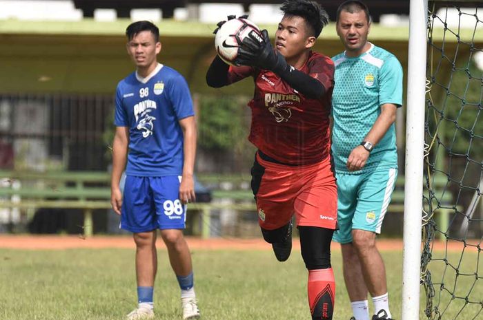 Satrio Azhar (jersey merah) saat berlatih bersama dengan tim Persib Bandung senior.