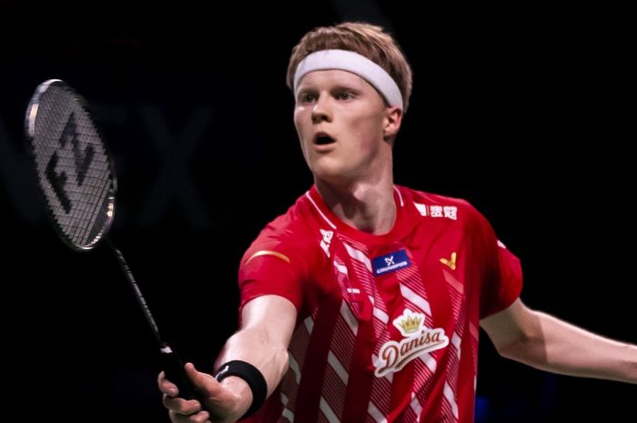 Pebulu tangkis tunggal putra Denmark, Anders Antonsen, beraksi pada Kejuaraan Beregu Campuran Eropa, Rabu (13/2/2019).