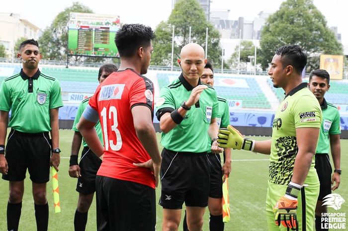 Wasit bersama dua kapten tim pada laga Singapore Premier League 2018. 