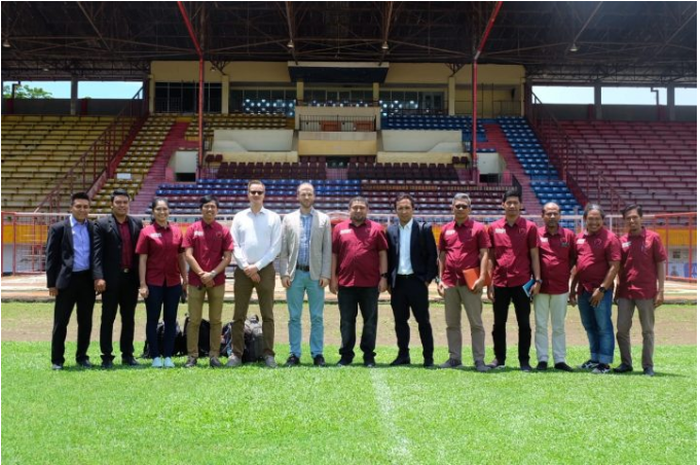 Tim Audit AFC dan Manajemen PSM Makassar Berfoto Bersama di Stadion Andi Mattalatta, Kota Makassar