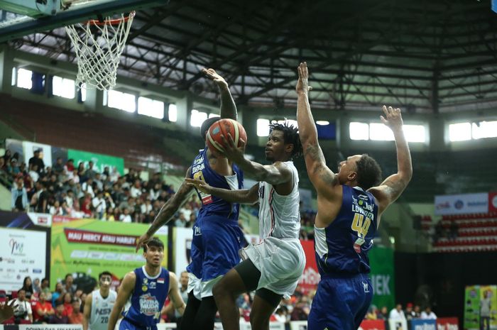 Pemain asing NSH Jakarta, Dashaun Wiggins, melepas lay-up di antara penjagaan pemain-pemain Satria Muda Pertamina Jakarta pada laga Seri VIII Yogyakarta IBL Pertamax 2018-2019 di GOR UNY, Jumat (15/2/2019).