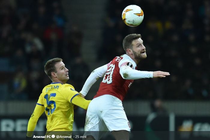 Bek Arsenal, Shkodran Mustafi, berusaha menyapu bola dengan sundulan saat menjaga pergerakan pemain BATE Borisov, Maksim Skavysh, dalam pertandingan leg pertama babak 32 besar Liga Europa pada Jumat (15/2/2019).