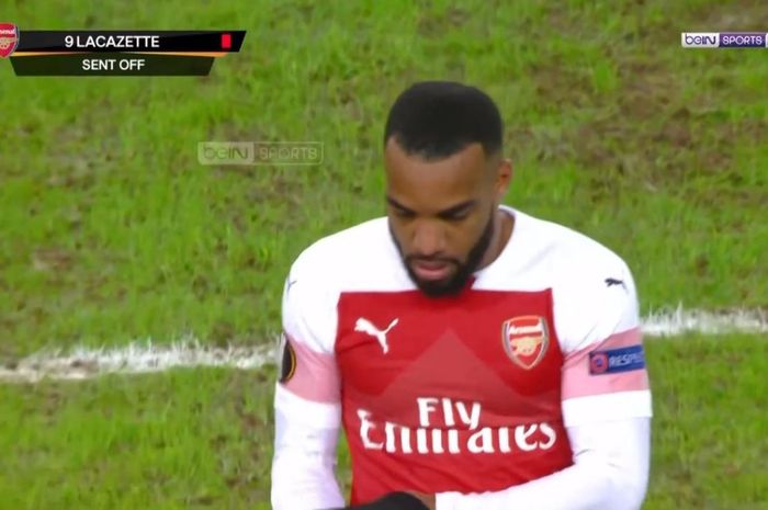 Striker Arsenal, Alexandre Lacazette, mendapatkan kartu merah usai menyikut pemain BATE Borisov dalam laga leg pertama babak 32 besar Liga Europa pada Jumat (15/2/2019) di Stadion Borisov.