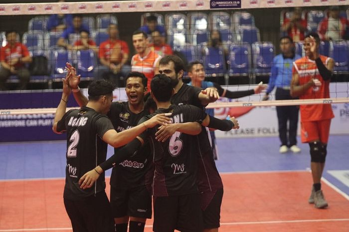 Tim bola voli putra Jakarta Pertamina Energi bereaksi pada laga melawan Palembang Bank SumselBabel di GOR Ken Arok, Malang, Jumat (15/2/2019).