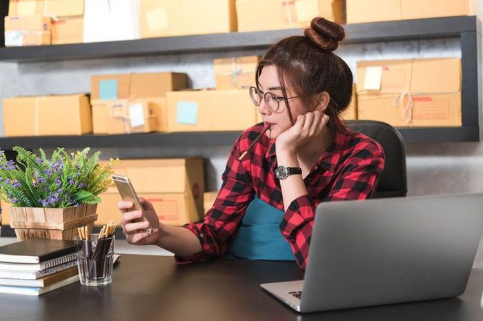 Sering Merasa Lapar Saat Kerja? Mungkin Kamu Cuma Bosan dan Haus