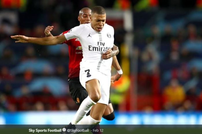 Penyerang Paris Saint-Germain (PSG), berjibaku dengan bek Manchester United, Ashley Young, dalam laga leg pertama babak 16 besar Liga Champions di Stadion Old Trafford, 12 Februari 2019.