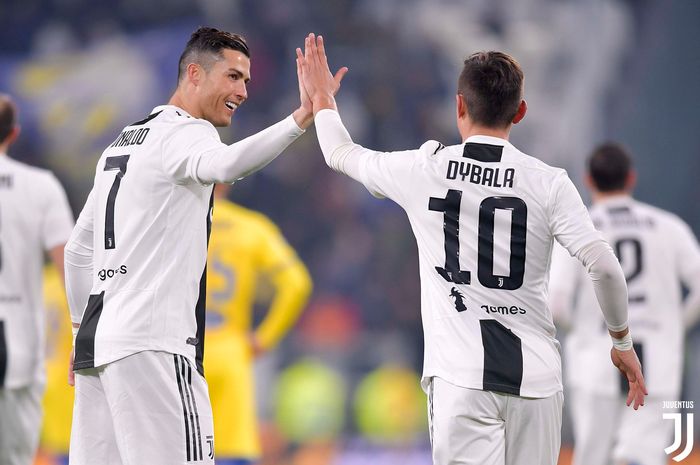 Cristiano Ronaldo (kiri) dan Paulo Dybala mencetak gol Juventus ke gawang Frosinone dalam partai Liga Italia di Allianz Stadium Turin, 15 Februari 2019.