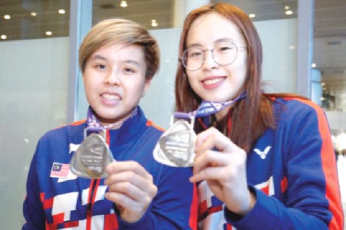 Toh Ee Wei (kiri) bersama Pearly Tan Koong Le (kanan) saat menjadi runner-up ganda putri Kejuaraan Dunia Junior di Kanada (18/11/2018).