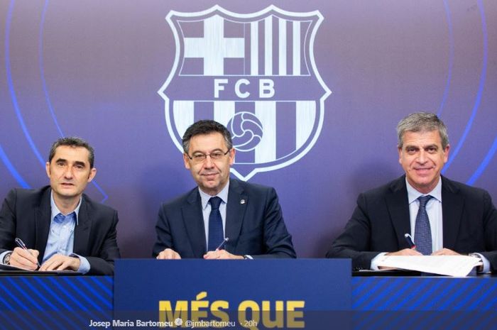 Presiden FC Barcelona, Josep Maria Bartomeu (tengah), dalam acara penandatanganan perpanjangan kontrak pelatih Ernesto Valverde (kiri) pada 15 Februari 2019.