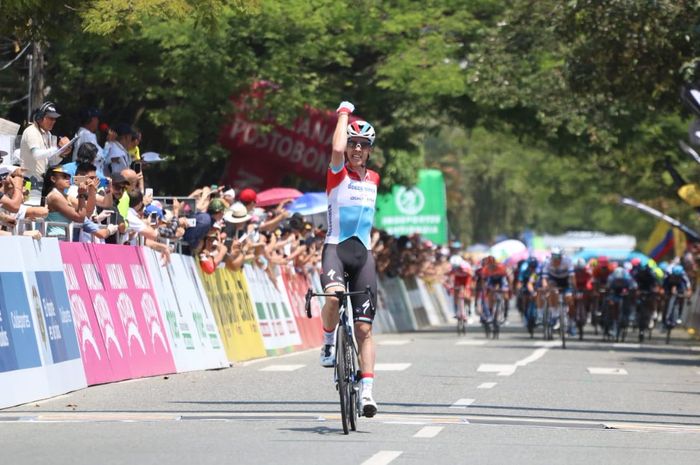 Pembalap sepeda asal Luksemburg, Bob Jungle, melakukan selebrasi usai memenangkan stage keempat di Tour de France (15/2/2019).