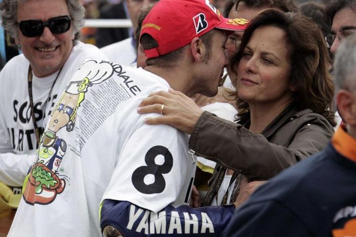 Stefania Palma memberikan selamat kepada Valentino Rossi usai meraih gelar Juara Dunia MotoGP