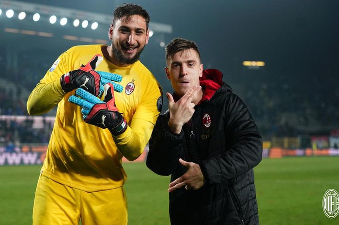 Penyerang AC Milan, Krzysztof Piatek (kanan) bersama kiper Gianluigi Donnarumma, dalam laga pekan ke-24 Liga Italia versus Atalanta di Stadion Atleti Azzurri d'Italia, 16 Februari 2019.