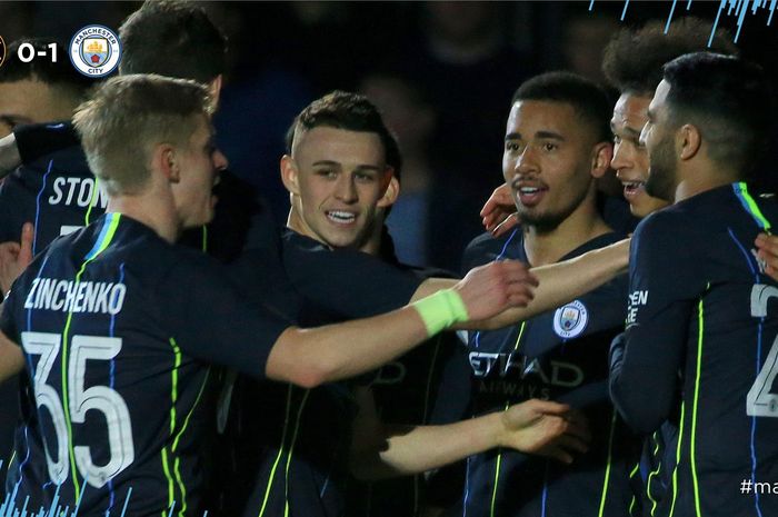 Para pemain Manchester City merayakan gol Leroy Sane (dua dari kanan) ke gawang Newport County dalam partai babak kelima Piala FA, 16 Februari 2019.