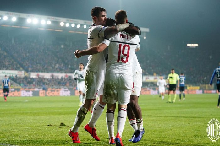 Para pemain AC Milan merayakan gol Krzysztof Piatek, dalam laga pekan ke-24 Liga Italia kontra Atalanta di Stadion Atleti Azzurri d'Italia, 16 Februari 2019. 