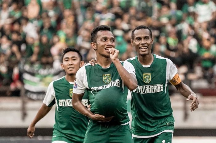 Winger Persebaya Surabaya, Irfan Jaya, saat merayakan gol yang dicetak ke gawang Persinga Ngawi pada babak 32 besar Piala Indonesia 2018.