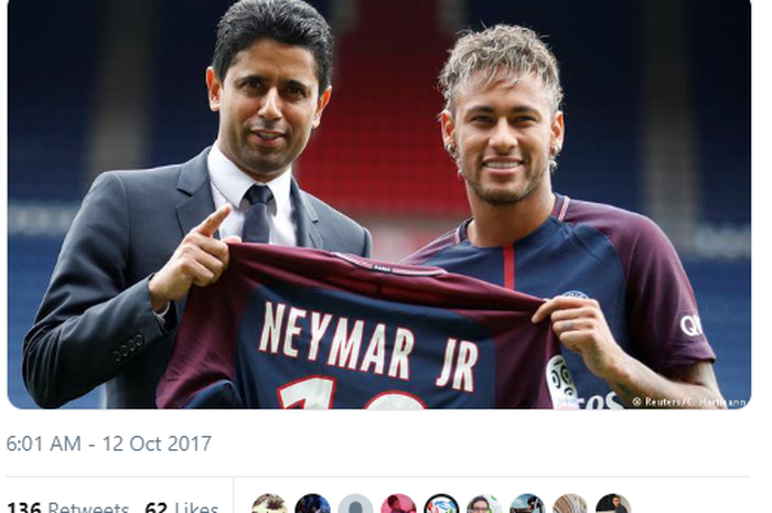 Bos PSG, Nasser Al-Khelaifi, berpose dengan Neymar.