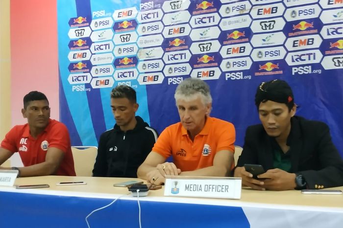 Pemain dan pelatih Persija Jakarta, Bruno Matos serta Ivan Kolev dalam jumpa pers seusai laga kontra tuan rumah Tira Persikabo, Minggu (17/2/2019).