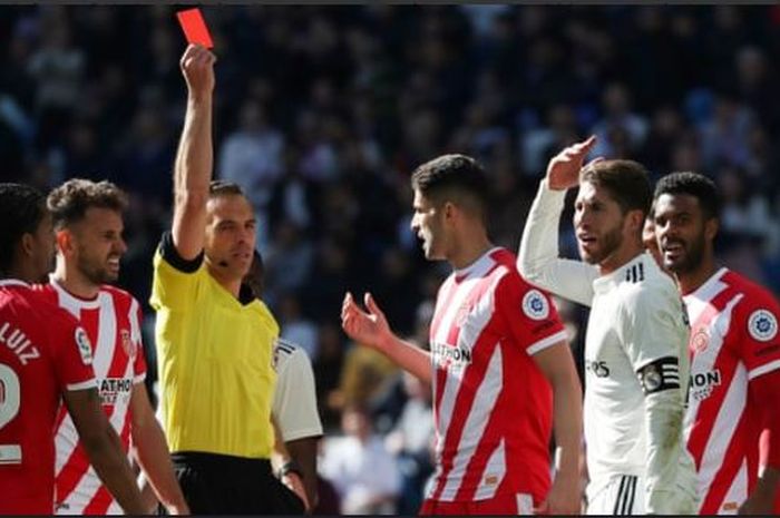 Kapten Real Madrid, Sergio Ramos, menerima kartu merah saat melawan Girona pada laga lanjutan Liga Spanyol di Stadion Santiago Bernabeu, Minggu (17/2/2019).