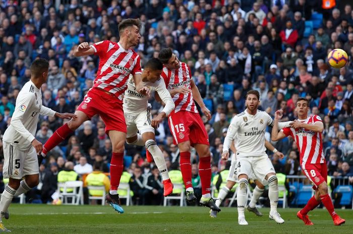 Gelandang Real Madrid, Casemiro (ketiga dari kiri), mencetak gol sundulan ke gawang Girona dalam laga Liga Spanyol di Stadion Santiago Bernabeu, Minggu (17/2/2019).