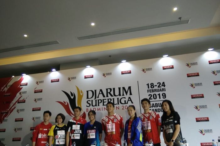 Sejumlah pebulu tangkis yang mengikuti Djarum Badminton Superliga 2019 berpose setelah konferensi pers di Hotel Intercontinental, Bandung, Minggu (17/2/2019).