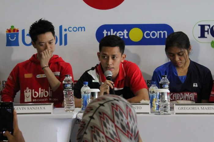 Pebulu tangkis ganda putra Indonesia, Muhammad Rian Ardianto (tengah) berbicara dalam konferensi pers jelang Djarum Superliga Badminton 2019 di Hotel Intercontinental, Bandung, Minggu (17/2/2019).