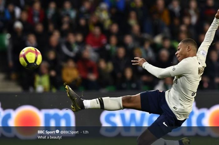 Winger Paris Saint-Germain (PSG) mencetak gol dalam laga pekan ke-25 Liga Prancis melawan Saint-Etienne, di Stadion Geoffroy-Guichard, 17 Februari 2019.