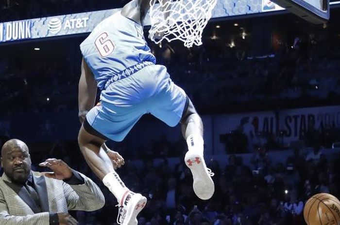 Guard tim Oklahoma City Thunder, Hamidou Diallo, melompati pemain legendaris NBA, Shaquille O'Neal, dalam kontes slam dunk NBA All-Star, Sabtu (16/2/2019)