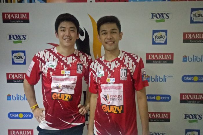 Pasangan ganda putra Musica Trinity, Fajar Alfian/Lee Yong-dae, berpose seusai menjalani laga pada Djarum Superliga Badminton 2019 di GOR Sabuga, Bandung, Senin (18/2/2019).