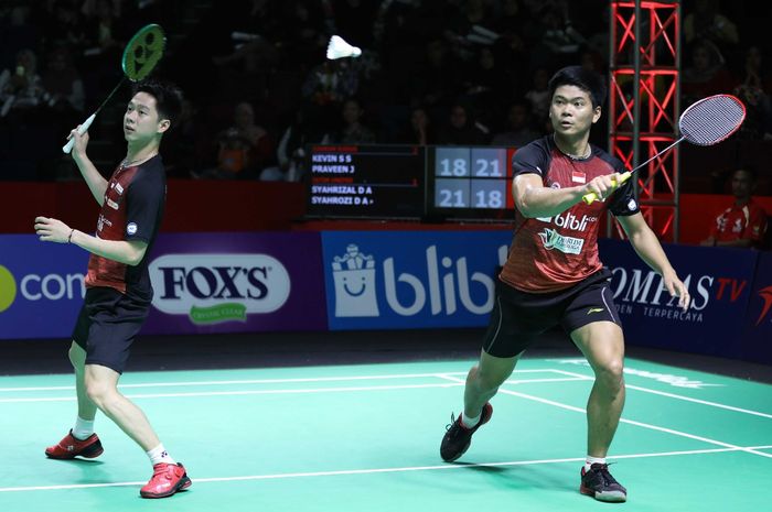 Pasangan ganda putra PB Djarum, Kevin Sanjaya Sukamuljo/Praveen Jordan, pada partai keempat melawan Jatim United pada laga pertama penyisihan Grup  B Djarum Superliga Badminton 2019 di GOR  Sabuga, Bandung, Senin (18/2/2019).