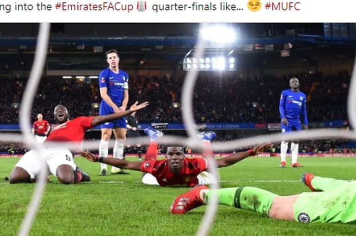 Gelandang Manchester United, Paul Pogba (tengah), merayakan gol yang dicetak ke gawang Chelsea dalam laga ronde kelima Piala FA di Stadion Stamford Bridge, Senin (18/2/2019).