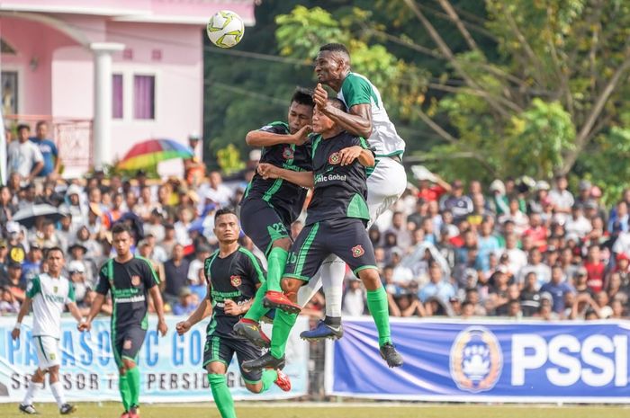 Striker Asing Persebaya, Amido Balde, mendapatkan pengawalan ketat para pemain Persidago di leg pertama babak 16 besar Piala Indonesia 2018.