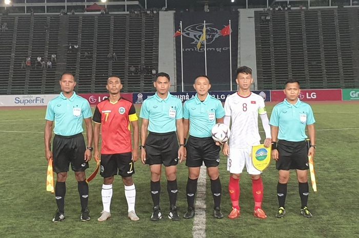 Kapten timnas U-22 Timor Leste, Rufino Gama (7) dan kapten timnas U-22 Vietnam, Tran Thanh Son jelang laga kedua Grup A fase awal Piala AFF U-22 2019 di Stadion Olimpiade, Phnom Pehn, Kamboja, 19 Februari 2019.