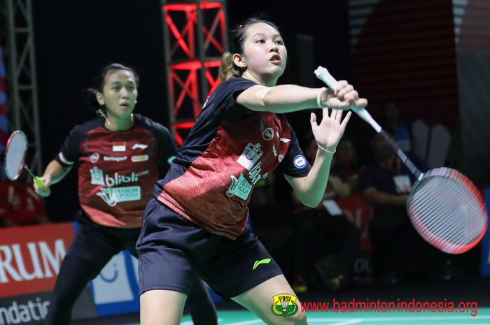 Ganda putri PB Djarum, Febriana Dwipuji Kusuma (kiri) dan Ribka Sugiarto (kanan) saat berlaga di Babak Penyisihan Grup Y Djarum Superliga Badminton 2019, Senin (18/2/2019).