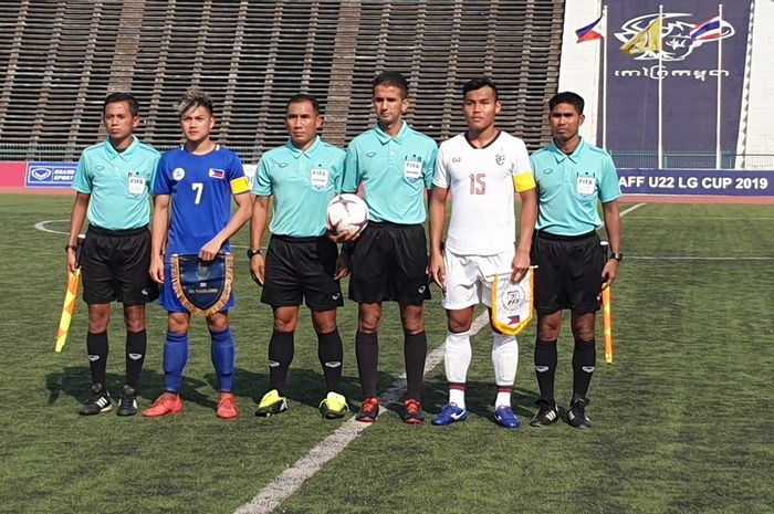 Kapten timnas U-22 Filipina, Dimitri Limbo (7) dan kapten timnas U-22 Thailand, Saringkan Promsupa (15) jelang laga kedua Grup A Piala AFF U-22 2019 di Stadion Phnom Pehn, Kamboja, 19 Februari 2019. 