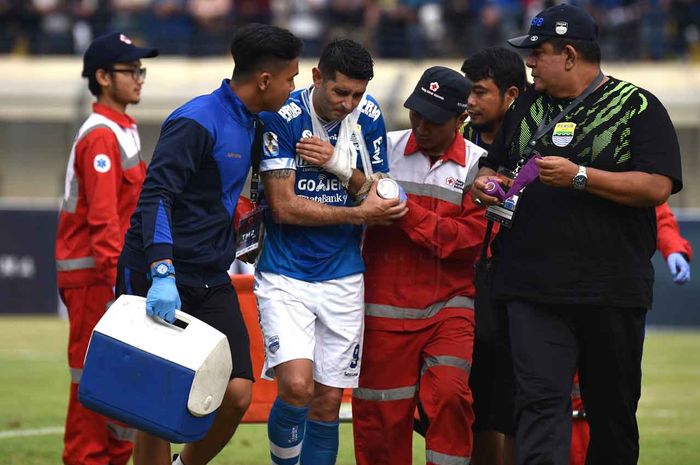 Gelandang Persib Bandung, Esteban Vizcarra mengalami cedera setelah laga melawan Arema FC.