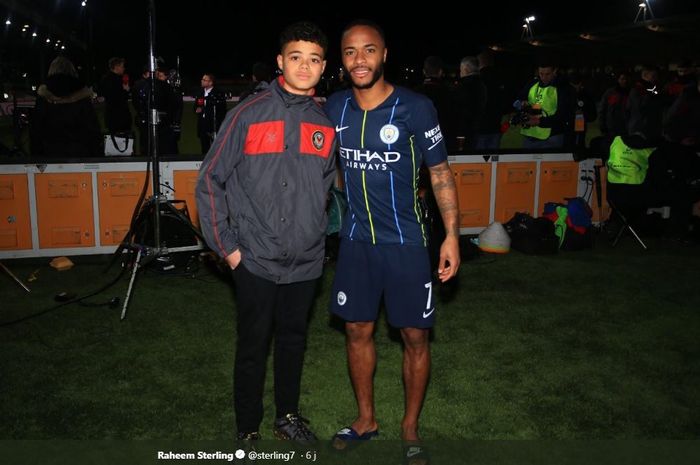 Bintang Manchester City, Raheem Sterling, berfoto dengan Ethan, seorang fan yang mendapat seruan rasialis di sekolahnya.