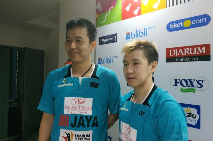 Pasangan ganda putra Jaya Raya, Marcus Fernaldi Gideon/Hendra Setiawan berpose seusai menjalani laga pada Djarum Superliga Badminton 2019 di Sabuga, Bandung, Rabu (20/2/2019).