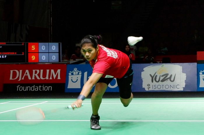 Pebulu tangkis tunggal putri Berkat Abadi, Isra Faradilla, beraksi saat menghadapi Aisyah Sativa Fatetani dari tim Tiket.com Champion Klaten pada laga penyisihan grup Djarum Superliga Badminton 2019 di Gedung Sabuga ITB Bandung, Selasa (19/2/2019).