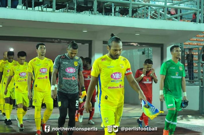 Kapten Perlis FA, Safee Sali (depan) saat memimpin timnya melawan UKM FC pada pekan pertama Liga Premier Malaysia 2019 di Stadion Tun Razak, Cheras, Kuala Lumpur, 21 Februari 2019. 