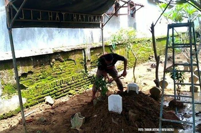 Makam wanita di Pemakaman Islam Mbah Gringsing Desa Kedungdowo dibongkar.